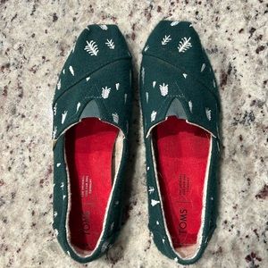 Christmas tree green Tom’s shoes